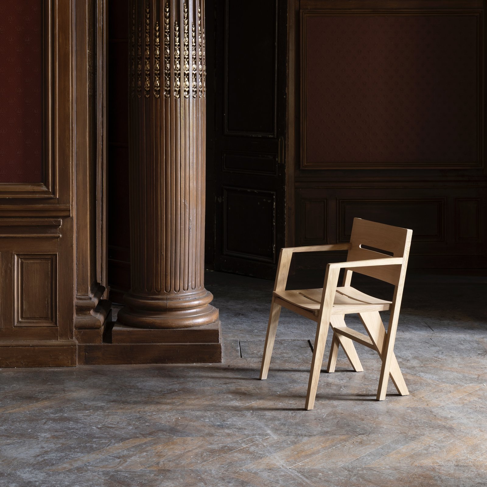 Chaise Aplomb par Hartis — mise en scène