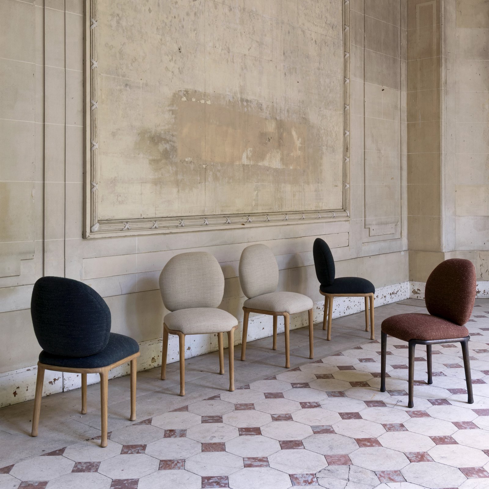 Chaise Biseau par Hartis — mise en scène