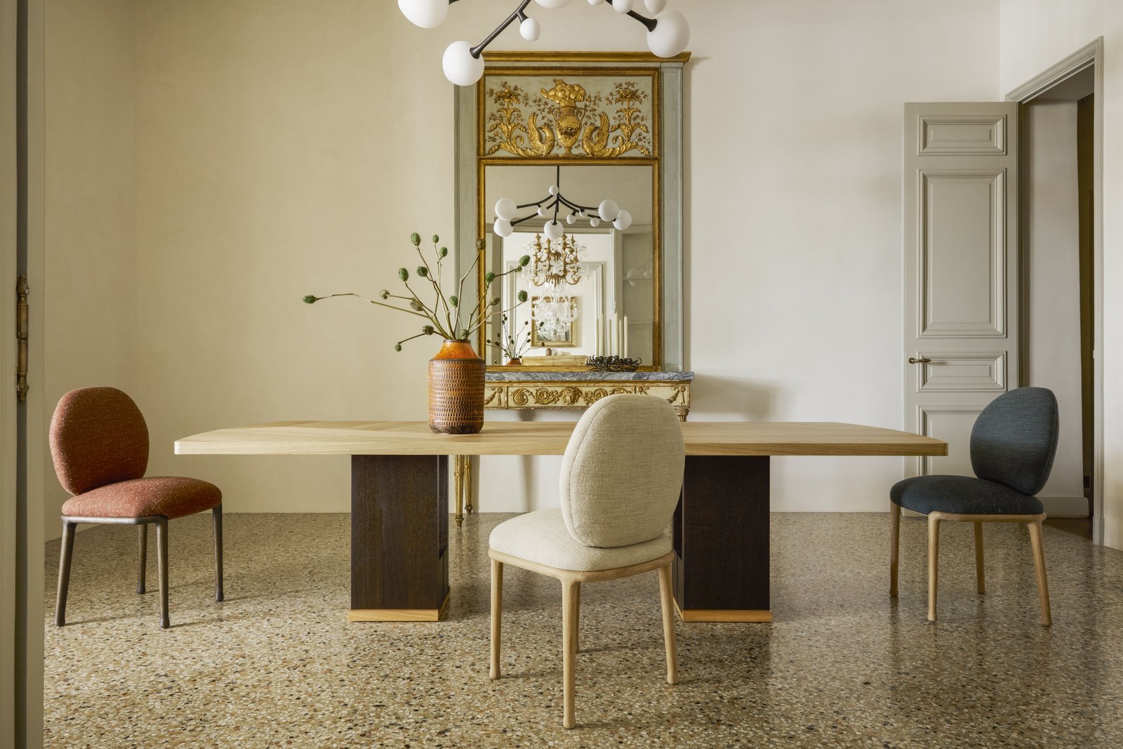 Chaise Biseau par Hartis en situation — 1