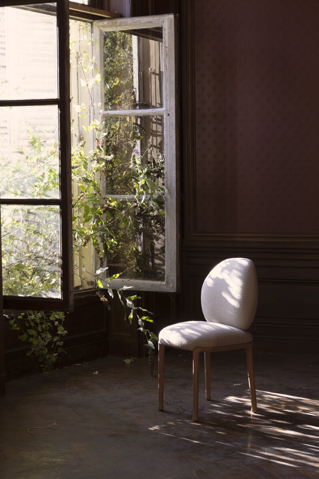 Chaise Biseau par Hartis en situation — 2