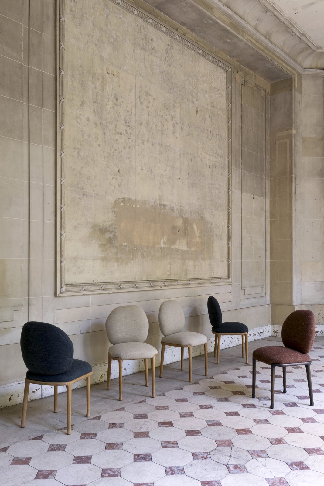 Chaise Biseau par Hartis en situation — 3