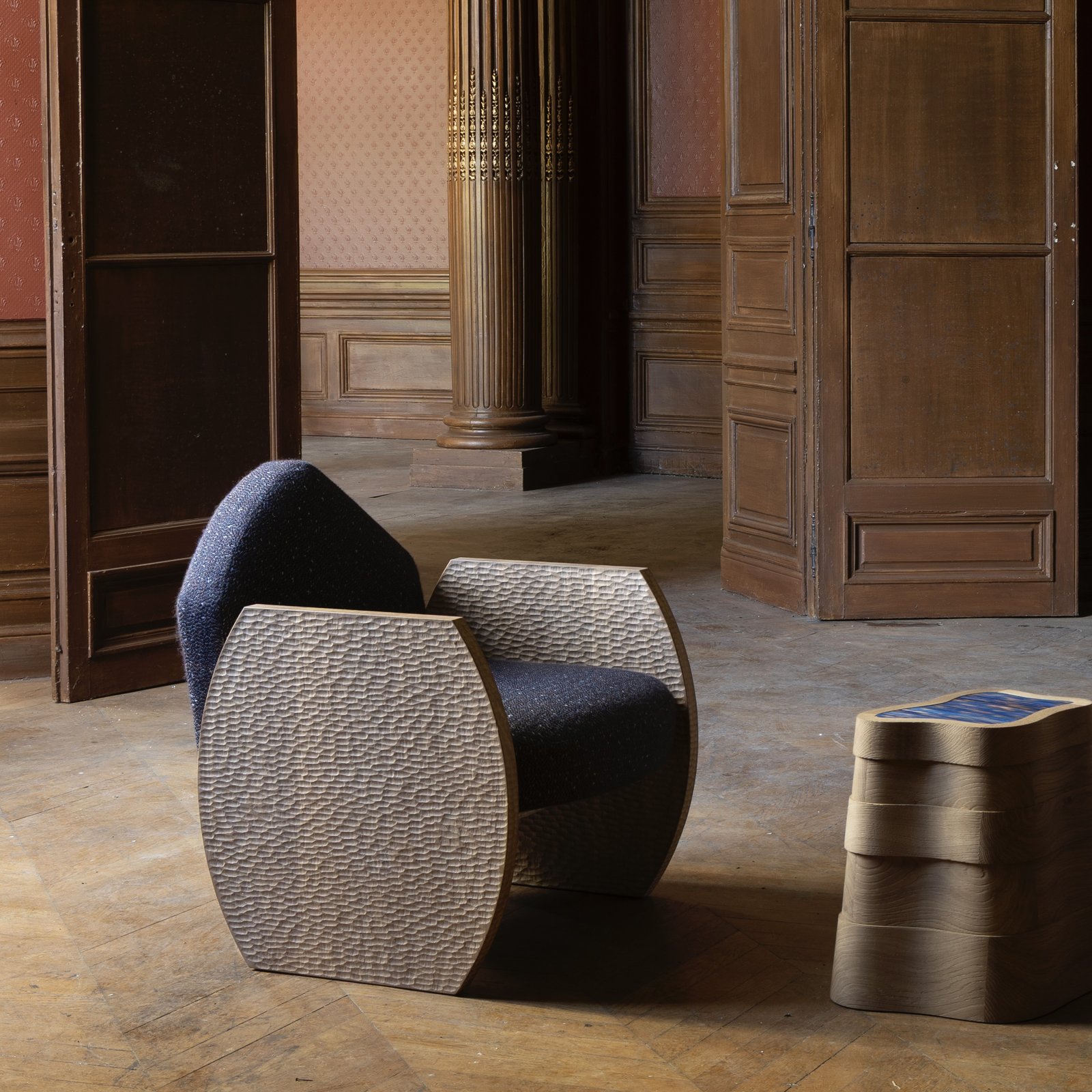 Fauteuil Ossature par Hartis — mise en scène