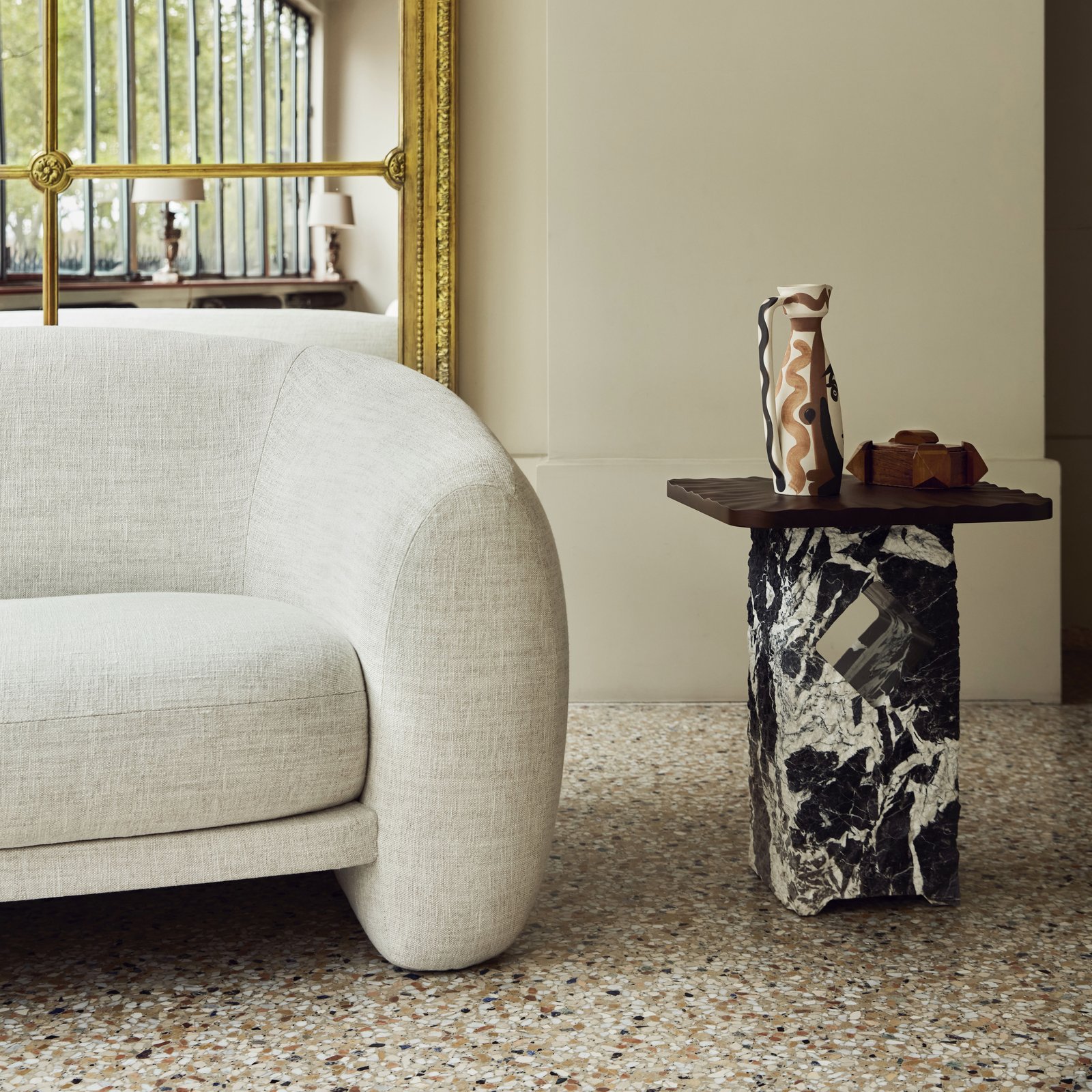 Table d'appoint Sculpture par Hartis — mise en scène