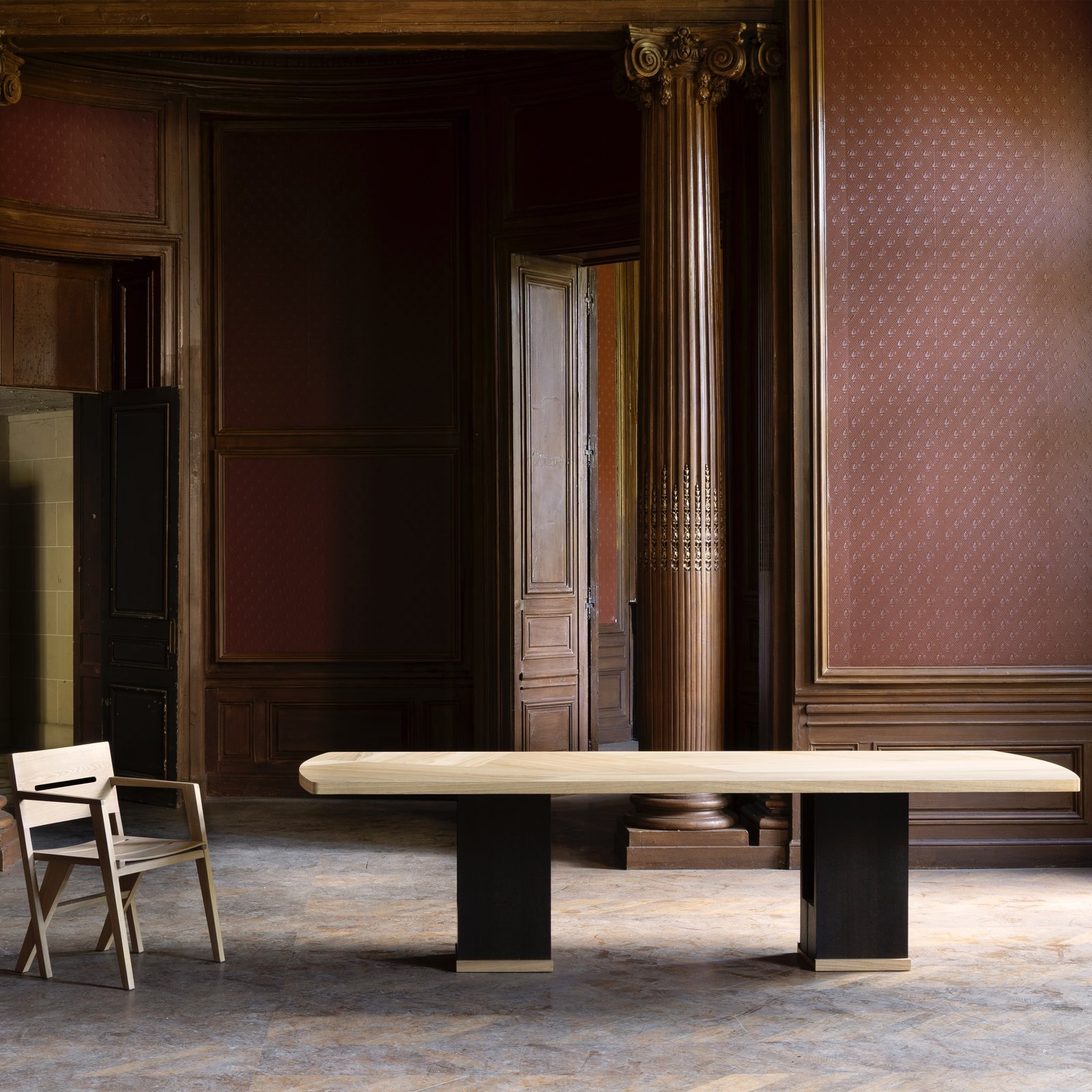 Table Marqueterie par Hartis — mise en scène